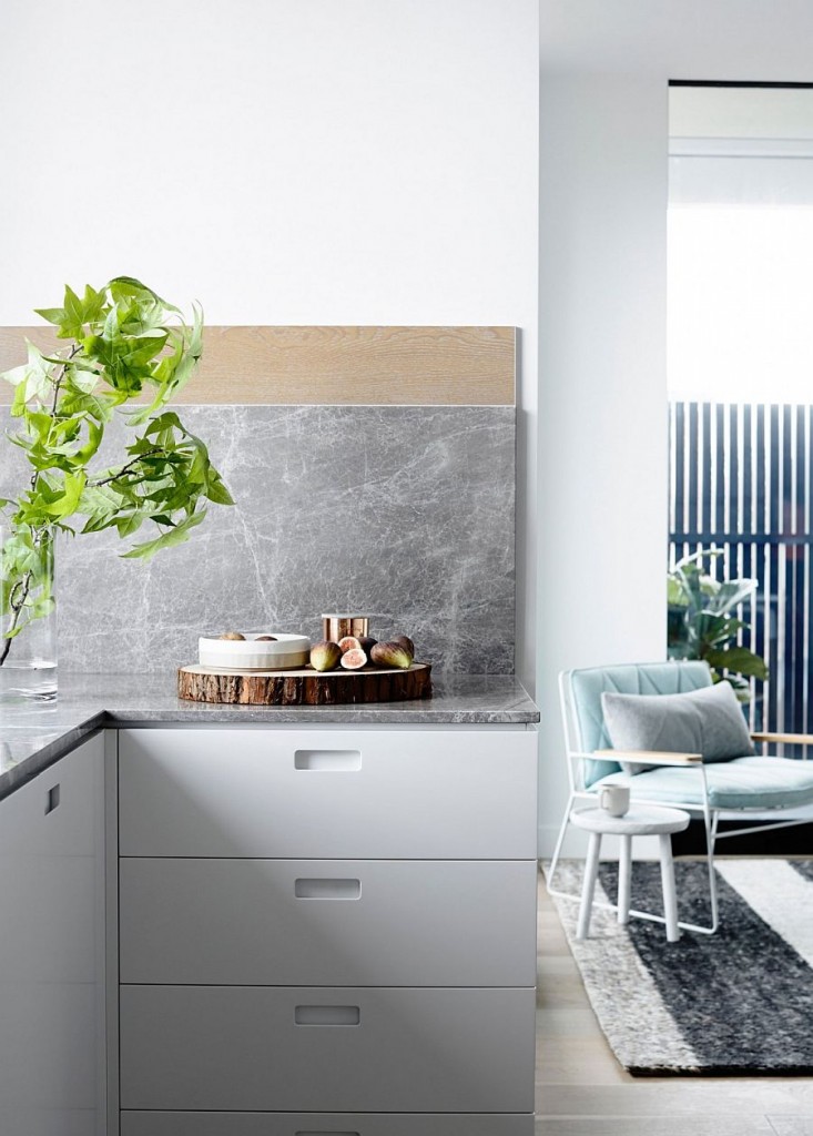 Apartamento en tonos pastel Melbourne - Cocina con texturas naturales