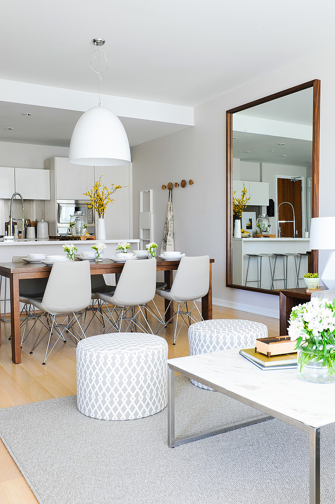 Blanco y gris. sencillez y elegancia Salon comedor de madera