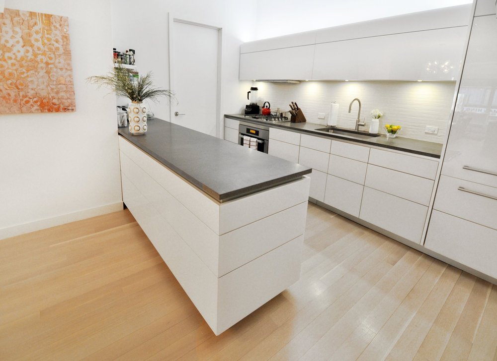 Blanco, gris y dorado. elegancia chic Imagenes de cocinas gris y blanca