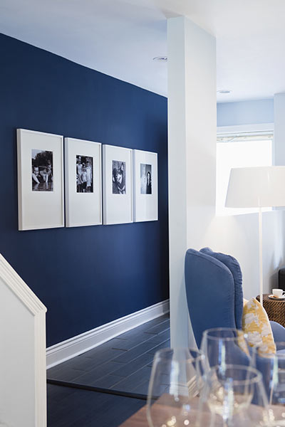 decorar-con-fotos-pared azul decoralia